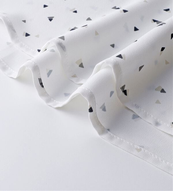 BELLUNA（ベルーナ）の「小紋柄タック使い袖フレアーブラウス（ブラウス）」｜詳細画像