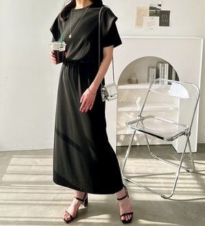 GeeRA（ジーラ）の「ラッフルショルダーワンピース（カットソーワンピース）」｜ブラック