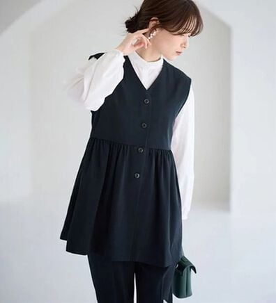 Viola e Viola（ヴィオラ エ ヴィオラ）の「【ブラウス付3点セット】コーデ決まるペプラムジレセットスーツ（パンツスーツ）」