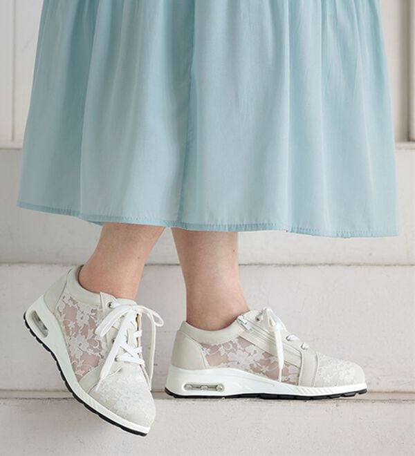 BELLUNA（ベルーナ）の「５Ｅレース使いエアースニーカー（スニーカー）」｜詳細画像