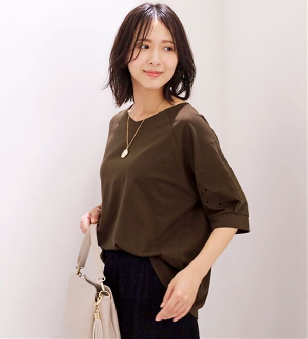 BELLUNA（ベルーナ）の「袖刺しゅうデザインＶネックプルオーバー（カットソー）」｜詳細画像