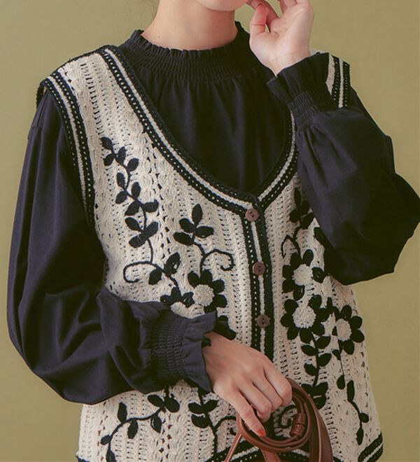 Viola e Viola（ヴィオラ エ ヴィオラ）の「綿１００％スモッキング衿＆袖プチハイトップス（カットソー）」｜ブラック