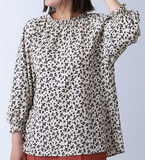 BELLUNA（ベルーナ）の「シャーリングデザインブラウス（ブラウス）」｜アイボリー系花柄