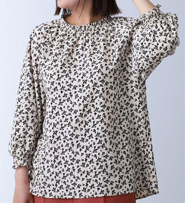 BELLUNA（ベルーナ）の「シャーリングデザインブラウス（ブラウス）」｜アイボリー系花柄