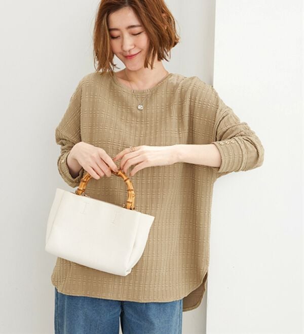 BELLUNA（ベルーナ）の「ジャカード素材袖ボタン使いゆったりプルオーバー（カットソー）」｜詳細画像