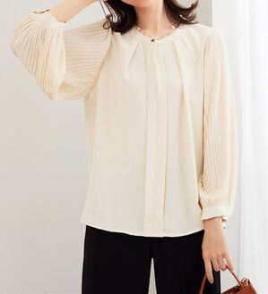 BELLUNA（ベルーナ）の「＜セレモニースタイル＞袖プリーツデザインブラウス（ブラウス）」｜アイボリー