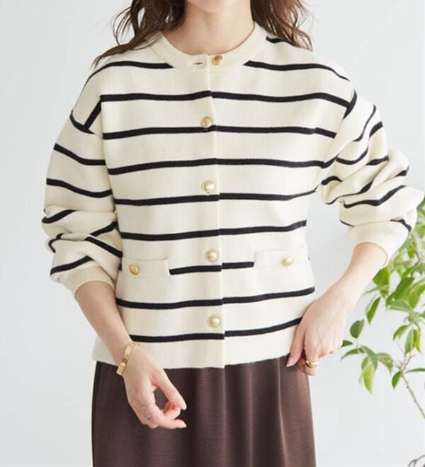 RANAN（ラナン）の「【4つの機能付き】洗える！ゴールド調ボタンニットカーディガン（ニットカーディガン）」｜詳細画像