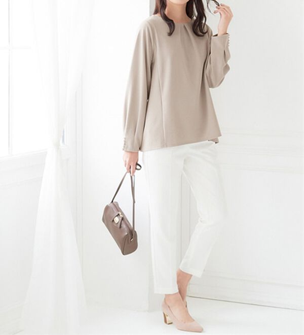 alotta（アロッタ）の「袖パール調ボタン付きタックブラウス（ブラウス）」｜グレージュ