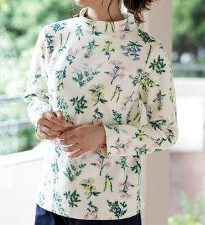 LAVIENNE（ラヴィエンヌ）の「薄手ストレッチフリースのプリントハイネック長袖（ニット・セーター）」｜アイボリーボタニカル