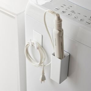 iellio（イエリオ）の「タワー　マグネットヘアーアイロン＆コードホルダー＜ｔｏｗｅｒ山崎実業＞（洗面用品）」｜ホワイト
