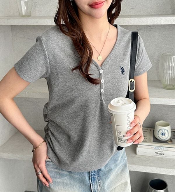 GeeRA（ジーラ）の「【ＵＳ．ＰＯＬＯ．ＡＳＳＮ】接触冷感Vネックヘンリーリブカットソー（カットソー）」｜詳細画像