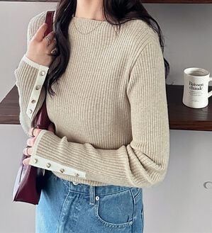 GeeRA（ジーラ）の「袖口ボタン配色ボートネックリブニット（ニット・セーター）」｜杢ベージュ