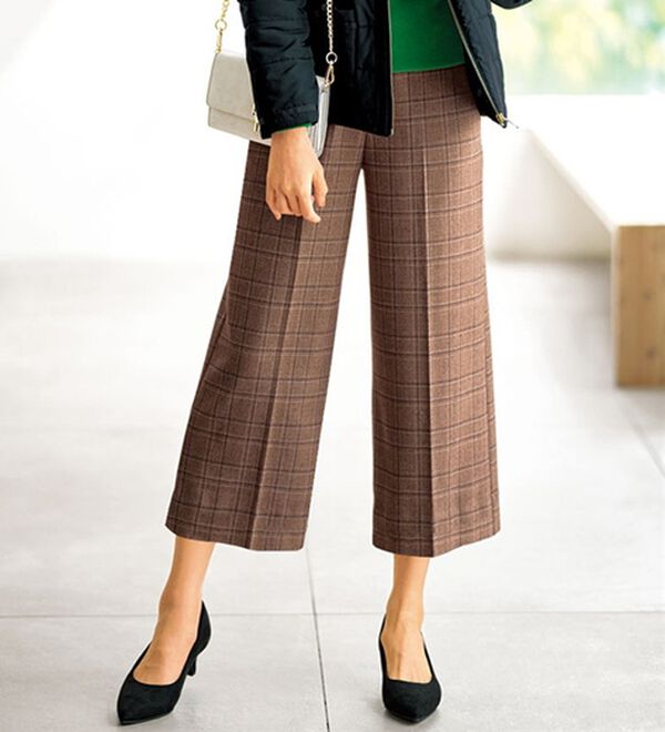 BELLUNA（ベルーナ）の「サマ見え（スーパーウォーム）ウール調センタープレスクロップドパンツ（クロップドパンツ）」｜ブラウン系チェック