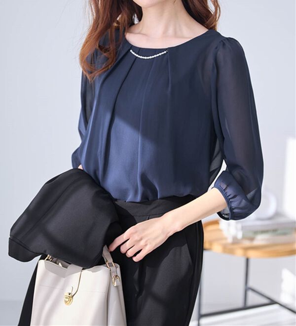 alotta（アロッタ）の「【５つの機能付】ひんやり！アクセ付シフォンタックブラウス（ブラウス）」｜詳細画像