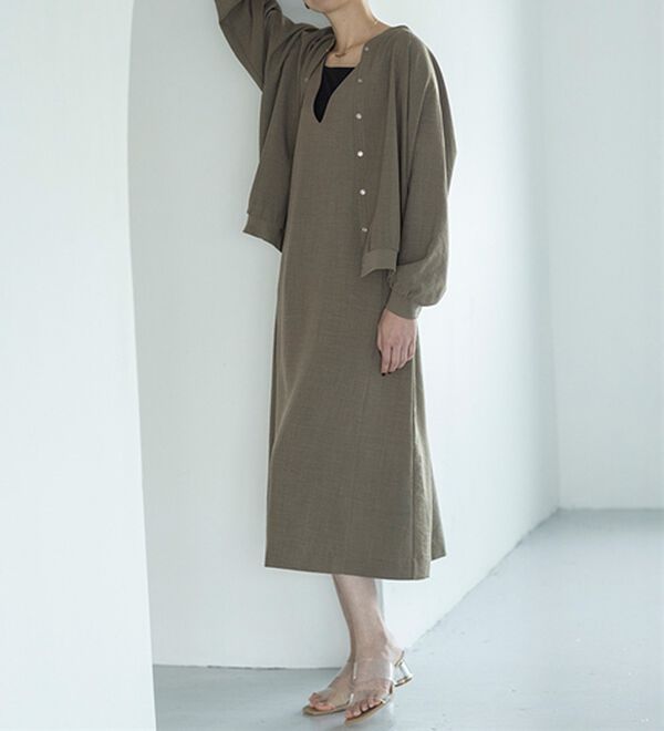 BELLUNA（ベルーナ）の「サラリ麻調素材Ｖネックジャンパードレス（ジャンパースカート）」｜詳細画像