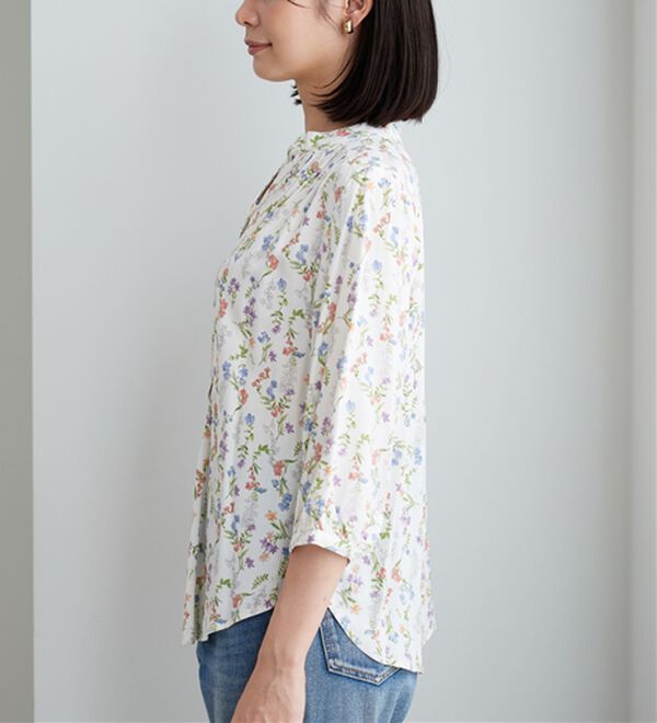 BELLUNA（ベルーナ）の「レーヨン素材ギャザー使いプリントブラウス（ブラウス）」｜詳細画像
