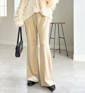 GeeRA（ジーラ）の「ベロアフレアパンツ（フルレングスパンツ）」｜ベージュ