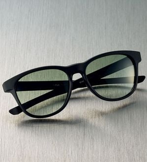 「シーンで選ぶ！ブランドファッショングラス（メンズスポーツ用品）」｜FILAスモークハーフ