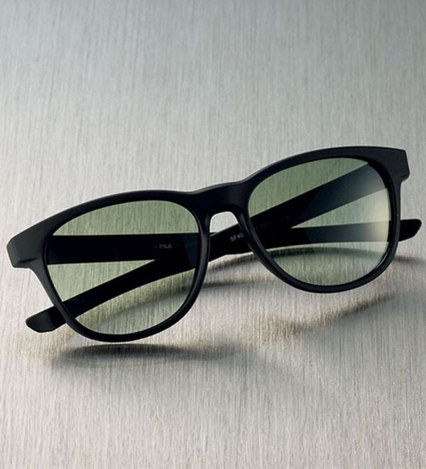 「シーンで選ぶ！ブランドファッショングラス（メンズスポーツ用品）」｜FILAスモークハーフ
