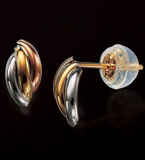 BELLUNA（ベルーナ）の「１８金プラチナスリーカラーピアス（イヤリング・ピアス）」｜1