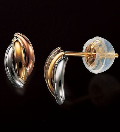 BELLUNA（ベルーナ）の「１８金プラチナスリーカラーピアス（イヤリング・ピアス）」