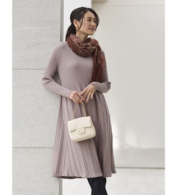 BELLUNA（ベルーナ）の「体型を拾いにくい！ビジュー使いプリーツ風ニットチュニックワンピース（チュニックワンピース）」｜詳細画像