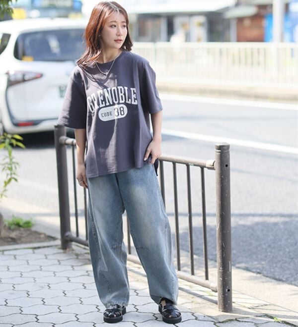 A HAPPY MARILYN（アハッピーマリリン）の「【Ｍ～８Ｌ】【接触冷感・ＵＶ対策】カレッジプリント裾ラウンドＴシャツ（Tシャツ）」｜詳細画像