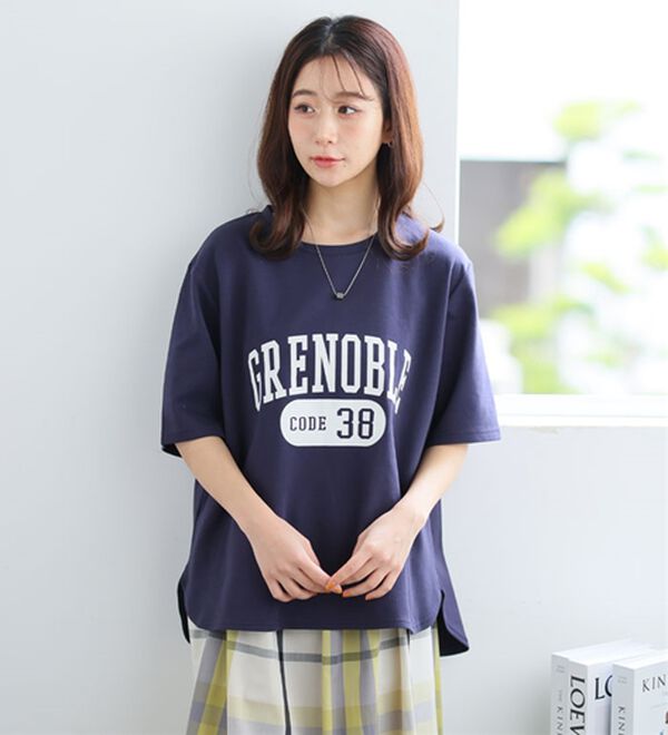 A HAPPY MARILYN（アハッピーマリリン）の「【Ｍ～８Ｌ】【接触冷感・ＵＶ対策】カレッジプリント裾ラウンドＴシャツ（Tシャツ）」｜詳細画像