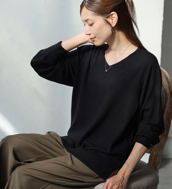 A HAPPY MARILYN（アハッピーマリリン）の「【Ｌ～８Ｌ】Ｒｉｎ フィット感軽減！Ｔシャツ感覚もっちりやわらかＶネックニット（ニット・セーター）」｜詳細画像