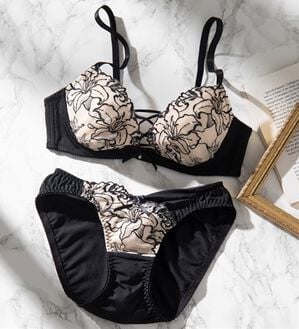 YU'NOW（ユナウ）の「ｔｏ　ｍｅｅブラ＆ショーツ（ブラジャー＆ショーツセット）」｜ブラック系編み上げレース