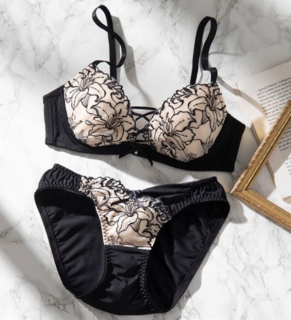 YU'NOW（ユナウ）の「ｔｏ　ｍｅｅブラ＆ショーツ（ブラジャー＆ショーツセット）」｜ブラック系編み上げレース