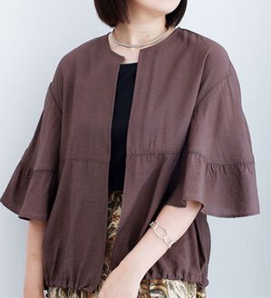 BELLUNA（ベルーナ）の「ビンテージ素材袖フリル使いシアーブルゾン（ブルゾン）」｜モカ