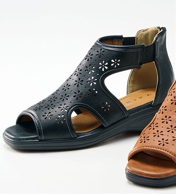 BELLUNA（ベルーナ）の「５Ｅパンチングサマーブーツ（サンダル・ミュール）」｜ブラック