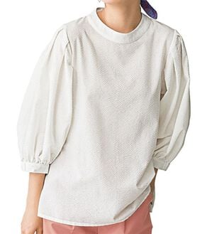 BELLUNA（ベルーナ）の「サッカー調素材袖ボリュームブラウス（ブラウス）」｜オフ白