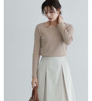 Pierrot（ピエロ）の「【選べる３ネック】華奢見えテレコリブカットソー（カットソー）」｜ライトベージュ