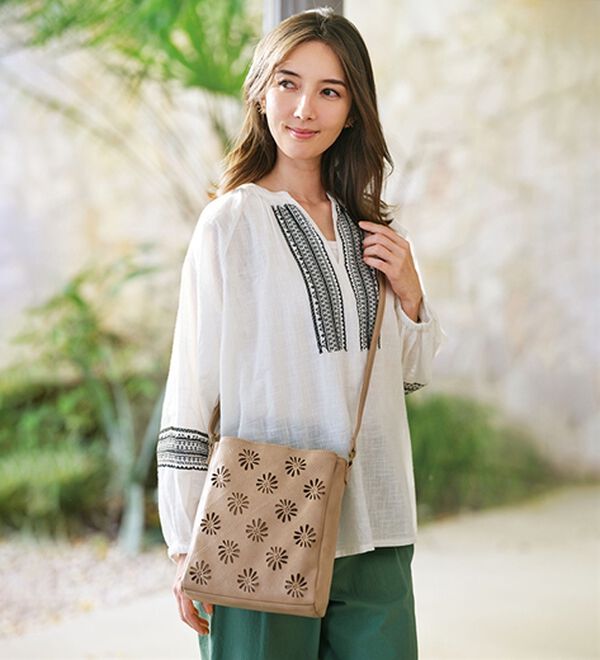 BELLUNA（ベルーナ）の「３層式カットワークミニショルダー（ショルダーバッグ）」｜詳細画像