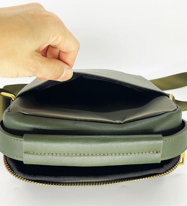 「＜ビバリーヒルズ・ポロクラブ＞縦型ショルダーバッグ（メンズショルダーバッグ）」｜詳細画像