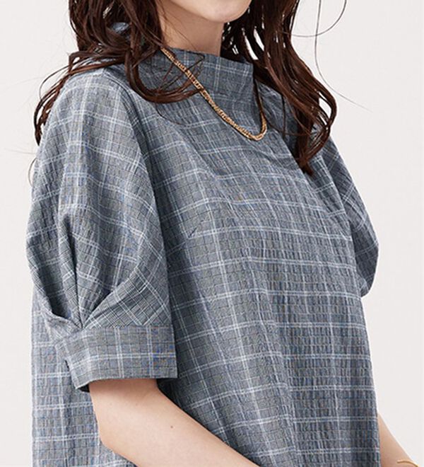 BELLUNA（ベルーナ）の「サッカー素材後ろボタンデザインブラウス（ブラウス）」｜詳細画像