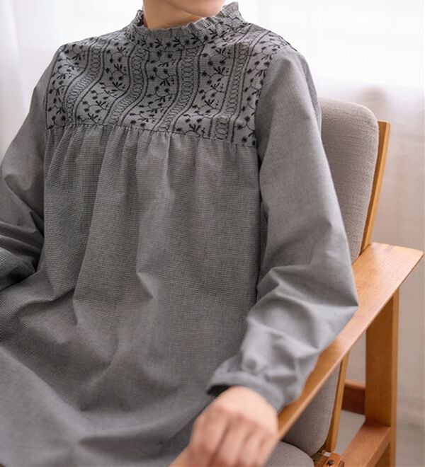Viola e Viola（ヴィオラ エ ヴィオラ）の「パッと華やぐ繊細刺しゅうのフリル衿チュニックブラウス（チュニック）」｜詳細画像