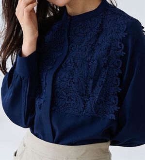 RANAN（ラナン）の「バンドカラー花柄レースブラウス（ブラウス）」｜ネイビー