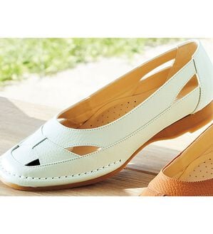 BELLUNA（ベルーナ）の「日本製４Ｅ牛革パンプス（パンプス）」｜ホワイト