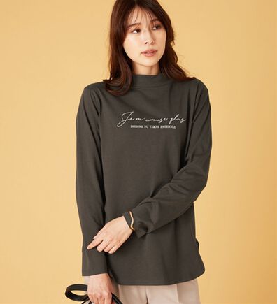 BELLUNA（ベルーナ）の「刺しゅうロゴ使いハイネックプルオーバー（カットソー）」