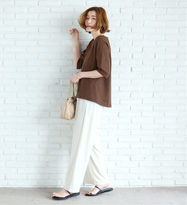 BELLUNA（ベルーナ）の「袖刺しゅうデザインＶネックプルオーバー（カットソー）」｜詳細画像