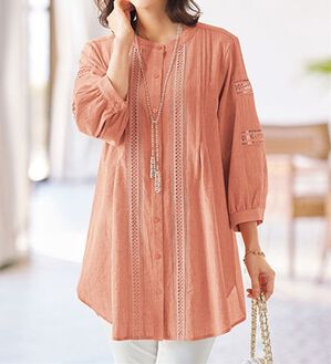 BELLUNA（ベルーナ）の「楊柳素材レース切替オーバーブラウス（チュニック）」｜コーラル