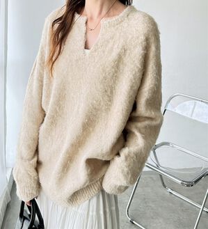 GeeRA（ジーラ）の「キーネック起毛ゆるニット（ニット・セーター）」｜ベージュ