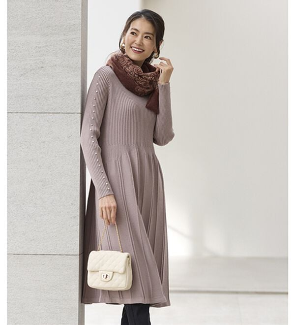 BELLUNA（ベルーナ）の「体型を拾いにくい！ビジュー使いプリーツ風ニットチュニックワンピース（チュニックワンピース）」｜詳細画像