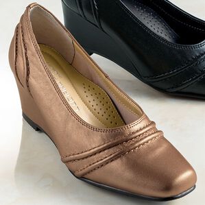 BELLUNA（ベルーナ）の「山羊革エレガントダブルラインパンプス（パンプス）」｜パールブラウン