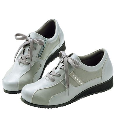 BELLUNA（ベルーナ）の「すっきり見え！５Ｅサイドストレッチシューズ　外反母趾対応（スニーカー）」