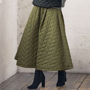 BELLUNA（ベルーナ）の「中わたキルトボリュームスカート（ロングスカート）」｜カーキ