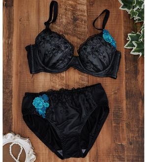LAVIENNE（ラヴィエンヌ）の「大人のプチプラブラ＆ショーツ（ブラジャー＆ショーツセット）」｜花モチーフブラック